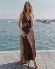 Carica l'immagine nel visualizzatore di Gallery, Elegante Abito Lungo in Raso e Pizzo-Scollo a V