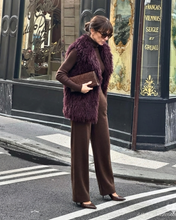 Carica l'immagine nel visualizzatore di Gallery, Gilet in Eco-Pelliccia con Tasche — 100% Poliestere — Colore Borgogna Violaceo