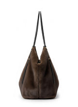 Carica l'immagine nel visualizzatore di Gallery, BORSA TOTE REVERSIBILE IN PELLICCIA ECOLOGICA CON TRACOLLE REGOLABILI