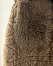 Carica l'immagine nel visualizzatore di Gallery, Gilet Khaki in Pelliccia Sintetica Smanicate con Ganci e Cintura – Taglia Unica