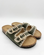 Carica l'immagine nel visualizzatore di Gallery, Sandali Slide in Ecopelle Scamosciata con Bordatura Crochet e Doppia Fibbia Gold