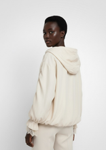 Carica l'immagine nel visualizzatore di Gallery, Doppia Faccia Giacca Beige Oversize in Seta e Pizzo - Stile Avvolgente con Maniche a Balze