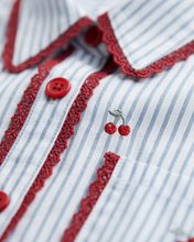 Carica l'immagine nel visualizzatore di Gallery, Camicia Cropped a Righe con Ricamo Ciliegie