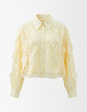 Carica l'immagine nel visualizzatore di Gallery, Blusa Eterea in Mesh con Applicazioni 3D e Bottoni Gioiello