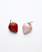 Carica l'immagine nel visualizzatore di Gallery, Spilla Magnetica a Forma di Fragola in Acciaio – Eleganza Senza Fori