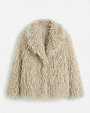 Carica l'immagine nel visualizzatore di Gallery, Cappotto Beige Oversize in Eco-Pelliccia Morbida