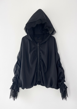Carica l'immagine nel visualizzatore di Gallery, Doppia Faccia Giacca Nera Oversize in Seta e Pizzo - Stile Avvolgente con Maniche a Balze