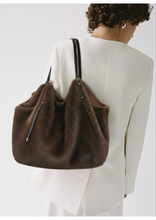 Carica l'immagine nel visualizzatore di Gallery, BORSA TOTE REVERSIBILE IN PELLICCIA ECOLOGICA CON TRACOLLE REGOLABILI