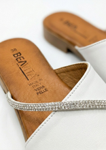 Carica l'immagine nel visualizzatore di Gallery, Sandalo Flat in Morbida Nappa con Dettaglio Lucente - Artigianato Italiano