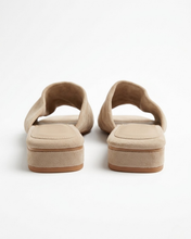 Carica l'immagine nel visualizzatore di Gallery, Sabot Chic in Simil-pelle Scamosciata con Punta Squadrata e Fascia a Increspature