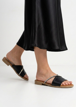 Carica l'immagine nel visualizzatore di Gallery, Sandalo Flat in Morbida Nappa con Dettaglio Lucente - Artigianato Italiano