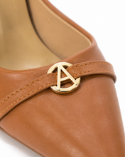 Carica l'immagine nel visualizzatore di Gallery, Décolleté Slingback in Vera Pelle con Dettaglio Gioiello Dorato
