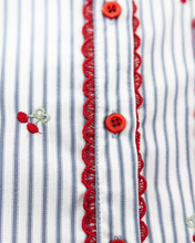 Carica l'immagine nel visualizzatore di Gallery, Camicia Cropped a Righe con Ricamo Ciliegie