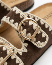 Carica l'immagine nel visualizzatore di Gallery, Sandali Slide in Ecopelle Scamosciata con Bordatura Crochet e Doppia Fibbia Gold
