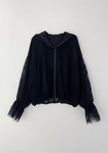 Carica l'immagine nel visualizzatore di Gallery, Doppia Faccia Giacca Nera Oversize in Seta e Pizzo - Stile Avvolgente con Maniche a Balze