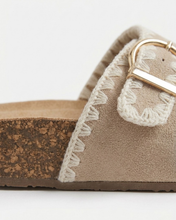 Carica l'immagine nel visualizzatore di Gallery, Sandali Slide in Ecopelle Scamosciata con Bordatura Crochet e Doppia Fibbia Gold