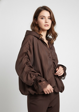 Carica l'immagine nel visualizzatore di Gallery, Doppia Faccia Giacca Marrone Oversize in Seta e Pizzo - Stile Avvolgente con Maniche a Balze