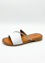 Carica l'immagine nel visualizzatore di Gallery, Sandalo Flat in Morbida Nappa con Dettaglio Lucente - Artigianato Italiano