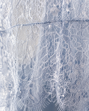Carica l'immagine nel visualizzatore di Gallery, Elegante Abito Lungo in Raso e Pizzo-Scollo a V