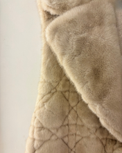 Carica l'immagine nel visualizzatore di Gallery, Gilet Beige in Pelliccia Sintetica Smanicate con Ganci e Cintura – Taglia Unica