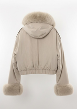 Carica l'immagine nel visualizzatore di Gallery, Piumino Beige Corto Impermeabile con Cappuccio e Pelliccia Staccabile