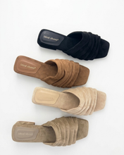 Carica l'immagine nel visualizzatore di Gallery, Sabot Chic in Simil-pelle Scamosciata con Punta Squadrata e Fascia a Increspature