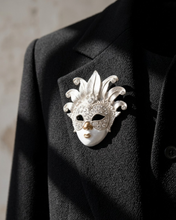 Carica l'immagine nel visualizzatore di Gallery, Spilla a Forma di Maschera Veneziana con Cristalli – Eleganza Scenografica