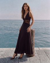 Carica l'immagine nel visualizzatore di Gallery, Elegante Abito Lungo in Raso e Pizzo-Scollo a V