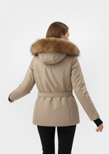 Carica l'immagine nel visualizzatore di Gallery, Giacca da Sci Impermeabile con Cappuccio in Pelliccia Sintetica – Eleganza e Performance Fango