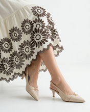 Carica l'immagine nel visualizzatore di Gallery, Décolleté Slingback in Vera Pelle con Dettaglio Gioiello Dorato