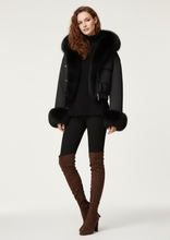 Carica l'immagine nel visualizzatore di Gallery, Piumino Nero Corto Impermeabile con Cappuccio e Pelliccia Staccabile