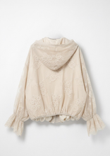 Carica l'immagine nel visualizzatore di Gallery, Doppia Faccia Giacca Beige Oversize in Seta e Pizzo - Stile Avvolgente con Maniche a Balze