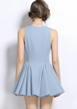 Carica l'immagine nel visualizzatore di Gallery, Abito Celeste Doppiopetto con Bottoni Dorati e Dettaglio Leone di Venezia