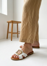 Carica l'immagine nel visualizzatore di Gallery, Ciabattine in Vera Pelle con Fibbia Dorata - Made in Italy