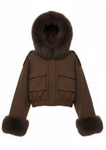 Carica l'immagine nel visualizzatore di Gallery, Piumino Marrone Corto Impermeabile con Cappuccio e Pelliccia Staccabile