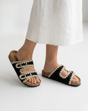 Carica l'immagine nel visualizzatore di Gallery, Sandali Slide in Ecopelle Scamosciata con Bordatura Crochet e Doppia Fibbia Gold