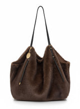 Carica l'immagine nel visualizzatore di Gallery, BORSA TOTE REVERSIBILE IN PELLICCIA ECOLOGICA CON TRACOLLE REGOLABILI