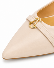 Carica l'immagine nel visualizzatore di Gallery, Décolleté Slingback in Vera Pelle con Dettaglio Gioiello Dorato