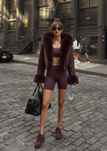 Carica l'immagine nel visualizzatore di Gallery, Piumino Bordeaux Corto Impermeabile con Cappuccio e Pelliccia Staccabile