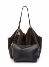 Carica l'immagine nel visualizzatore di Gallery, BORSA TOTE REVERSIBILE IN PELLICCIA ECOLOGICA CON TRACOLLE REGOLABILI