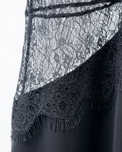 Carica l'immagine nel visualizzatore di Gallery, Elegante Abito Lungo in Raso e Pizzo-Scollo a V