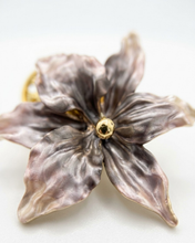 Carica l'immagine nel visualizzatore di Gallery, Spilla Magnetica a Forma di Fiore in Acciaio – Eleganza Senza Fori
