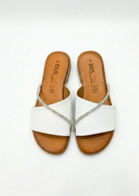 Carica l'immagine nel visualizzatore di Gallery, Sandalo Flat in Morbida Nappa con Dettaglio Lucente - Artigianato Italiano