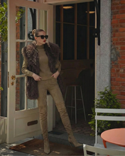 Carica l'immagine nel visualizzatore di Gallery, Gilet in Eco-Pelliccia con Tasche — 100% Poliestere — Colore Marrone