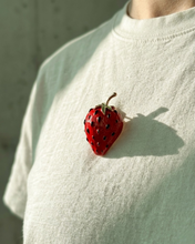 Carica l'immagine nel visualizzatore di Gallery, Spilla Magnetica a Forma di Fragola in Acciaio – Eleganza Senza Fori
