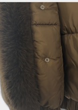 Carica l'immagine nel visualizzatore di Gallery, Piumino Marrone Corto Impermeabile con Cappuccio e Pelliccia Staccabile