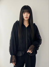 Carica l'immagine nel visualizzatore di Gallery, Doppia Faccia Giacca Nera Oversize in Seta e Pizzo - Stile Avvolgente con Maniche a Balze