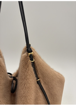 Carica l'immagine nel visualizzatore di Gallery, BORSA TOTE REVERSIBILE IN PELLICCIA ECOLOGICA CON TRACOLLE REGOLABILI