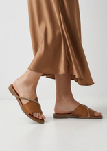 Carica l'immagine nel visualizzatore di Gallery, Sandalo Flat in Morbida Nappa con Dettaglio Lucente - Artigianato Italiano