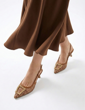 Carica l'immagine nel visualizzatore di Gallery, Décolleté Slingback in Ecopelle con Fibbia Gioiello e Tacco Medio Elegante